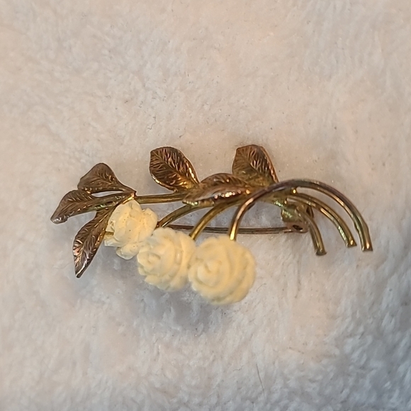 Vintage Jewelry - Vintage rose brooch In gold tone